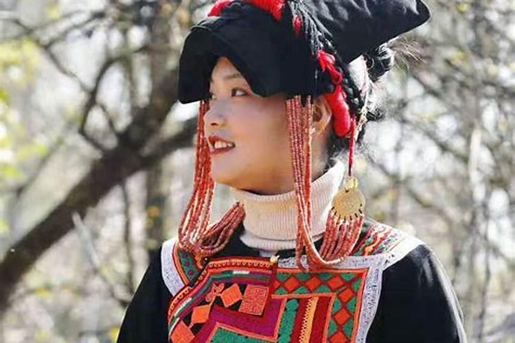 为了风调雨顺他们烧狗祭天,女人不能参与,就现在的事