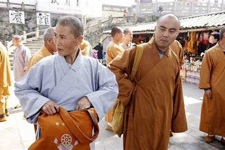 湖北一熊孩子医院内踩着座椅打闹没人管,遇到这种事该如何处理？