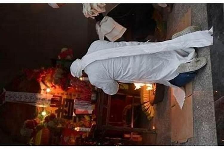 老人去世一周年家中一个儿子的怎样祭奠？