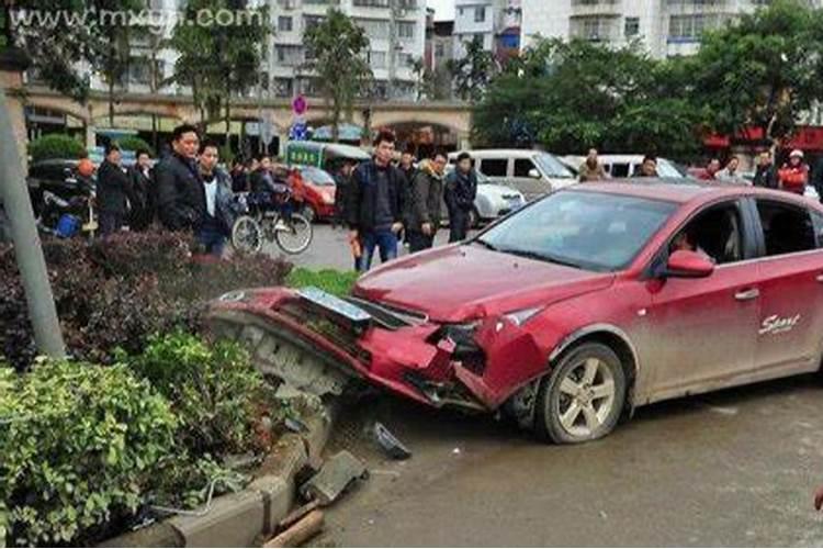 做梦梦见别人出车祸什么意思 周公解梦出车祸有什么预兆