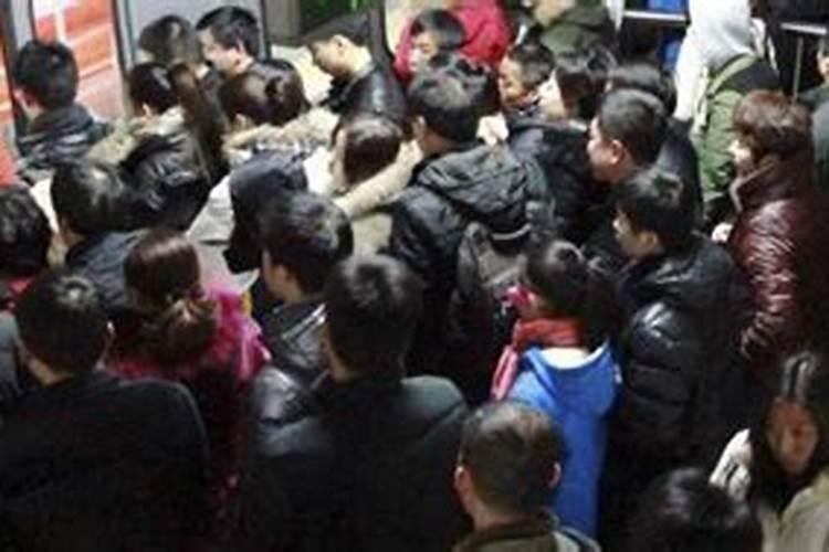 女人梦见好多人是什么意思