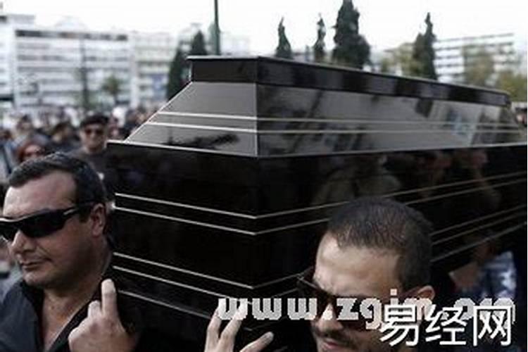 女儿梦到父亲死了是吉是凶
