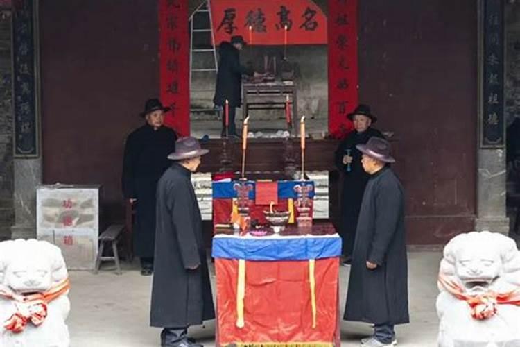 梦见亲人的坟墓垮塌看到棺材