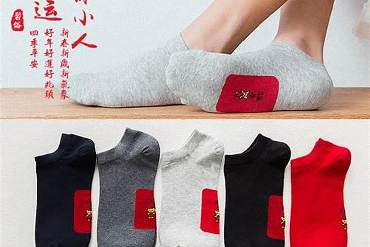 踩小人的袜子该在什么时候穿上才好